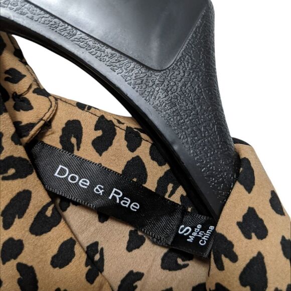 DOE & RAE Leopard Button Back Peplum Ruffle Top S - Picture 3 of 6